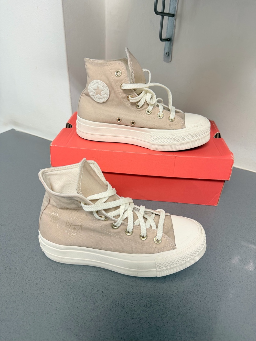 Casual High-Top Canvas women’s Sneakers Converse Chuck Taylor size 6 like new